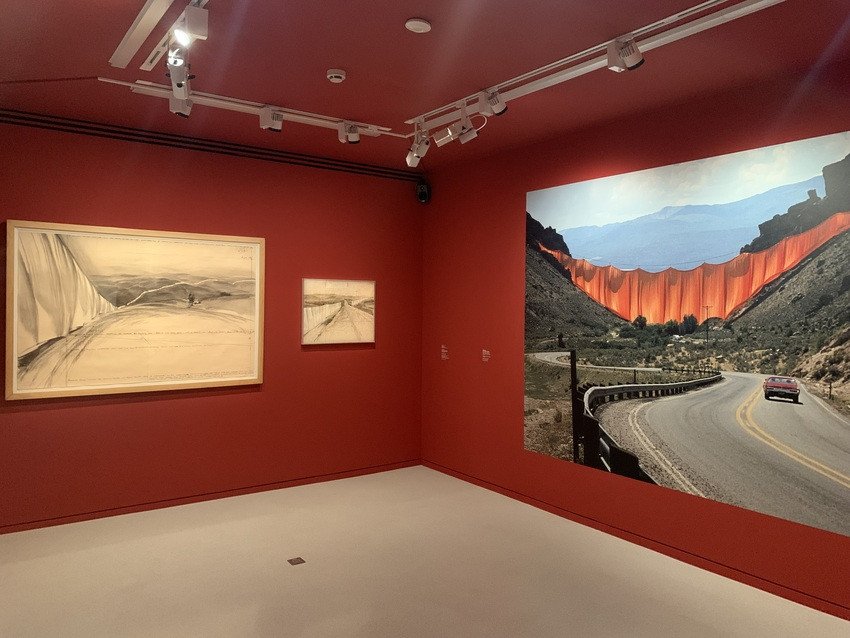 À gauche : Christo et Jeanne Claude, Running Fence, v. 1970, présenté dans l’exposition « Le sentiment de la nature », Villa Paloma, Monaco, 2026 (©Guy Boyer).