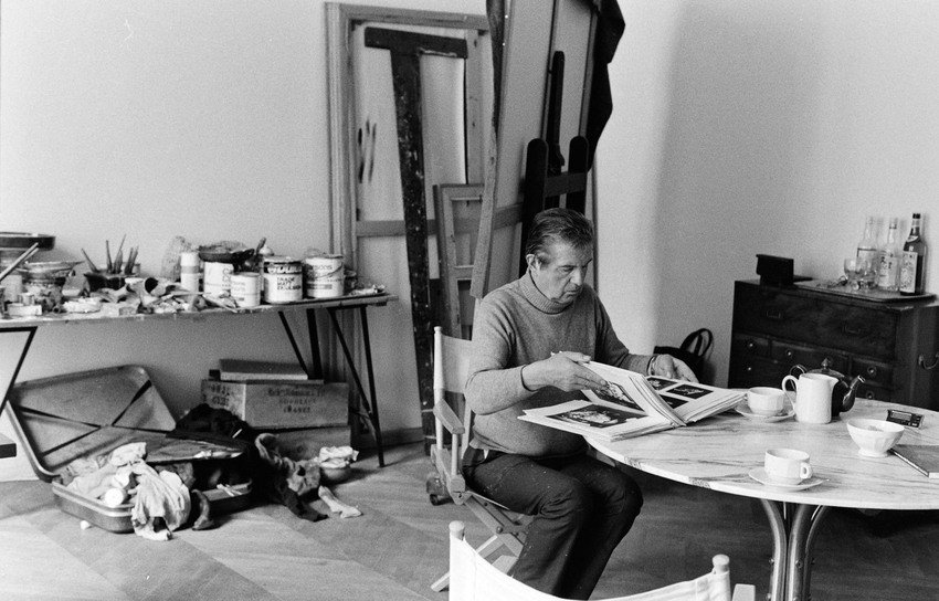 À Paris, une exposition gratuite réunit pour la première fois trois toiles monumentales de Francis Bacon 2 Francis Bacon dans son atelier de la rue de Birague, Paris, 1980. Photo : Edward Quinn © edwardquinn.comCourtesy Gagosian