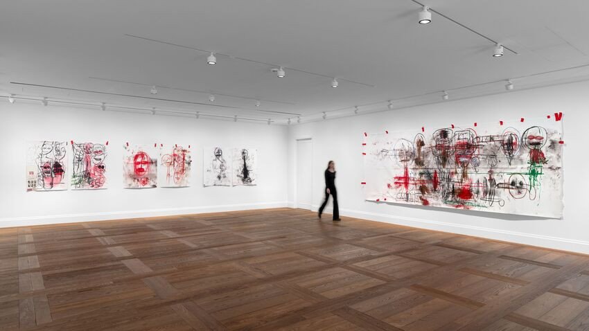 Vue de l’installation « Paul Mccarthy. SS EE Saint Santa Eva Elfdrawing Sessions 2025 with Lilith Stangenberg », Hauser & Wirth Paris, 2026. © Paul McCarthy. Courtesy the artist and Hauser & Wirth. Photo: Nicolas Brasseur. 