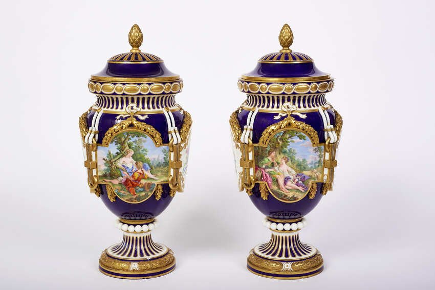 Vase « à l’amour Falconet », v. 1780, porcelaine tendre, H. 43 cm, Sèvres, Musée national de Céramique. ©Presse GrandPalaisRMN.