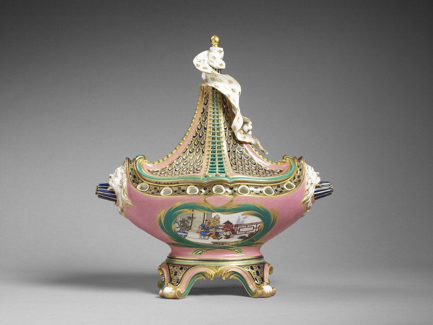 Charles-Nicolas Dodin, d’après Jean-Claude Duplessis, pot-pourri « à vaisseau à mât », v. 1760, porcelaine tendre, 37 x 33,5 x 17 cm Paris, musée du Louvre. ©Presse GrandPalaisRMN