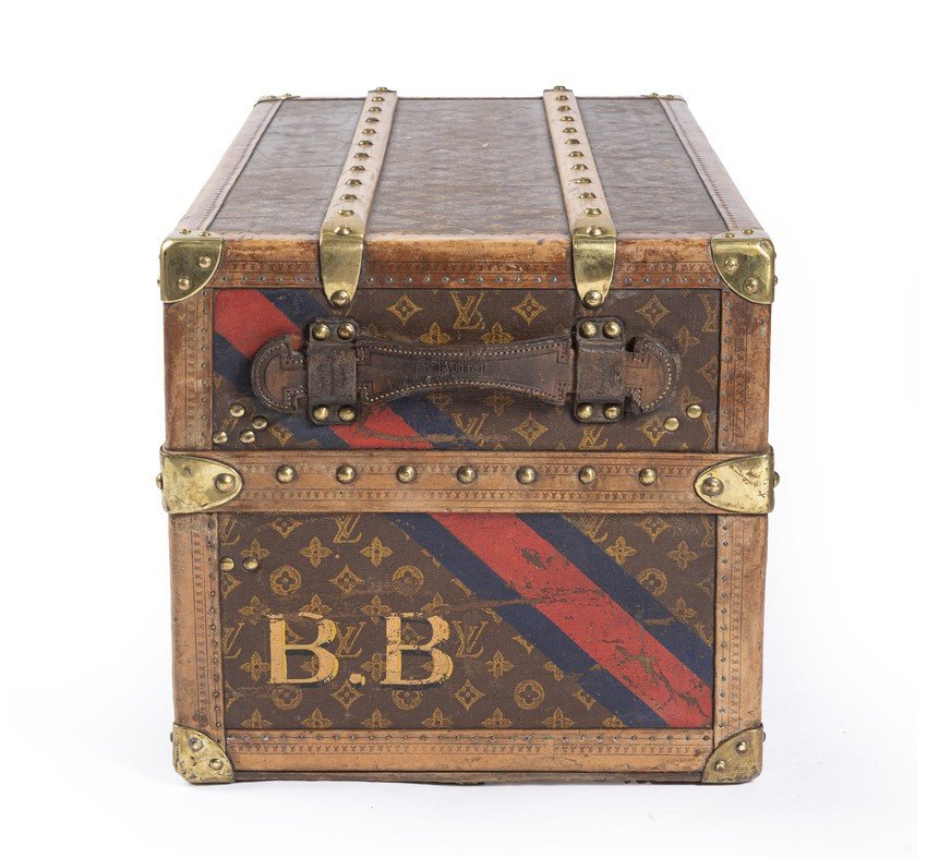 Louis Vuitton : des pièces rares et historiques vendues aux enchères à Paris pour célébrer les 130 ans du monogramme 2 Malle-lit d’explorateur Louis Vuitton en toile Monogram chiffrée B.B. Estimation : 35 000 à 40 000 €. © Gros et Delettrez / Adrien Alleaume