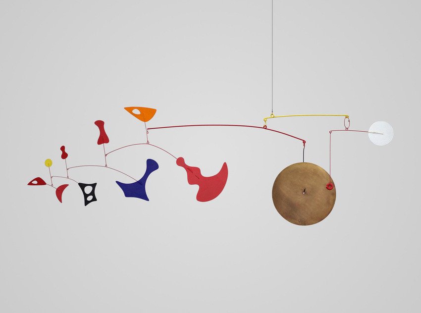 Alexander Calder, <i>Dispersed Objects with Brass Gong</i>, 1948, laiton, feuilles de métal, fil de fer et peinture, 48,3 x 167,6 cm, Shirley Family Calder Collection, promised gift to the Seattle Art Museum. ©2026, Calder Foundation, New York.Photo courtesy of Calder Foundation, New York / Art Resource, New York