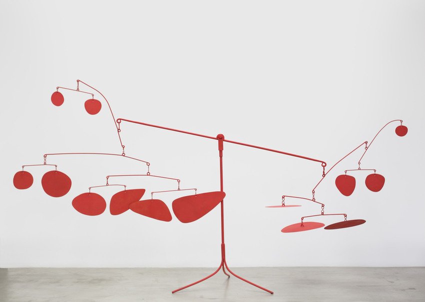 Alexander Calder, Chef d’orchestre (Performance Facsimile), 1964/2021, feuille de métal, tige, fil de fer et peinture, Calder Foundation, New York. ©2026, Calder Foundation, New York.Photo courtesy of Calder Foundation, New York / Art Resource, New York.