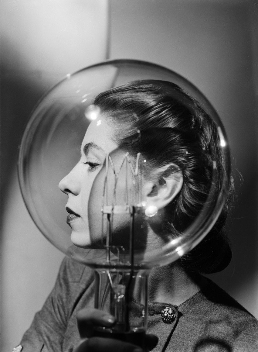 Lee Miller, Modèle avec une ampoule, Model with Lightbulb, 1943, Studio Vogue, Londres, Chiddingly, Lee Miller Archives. © Lee Miller Archives, England 2026, All rights reserved / Visuel de presse 