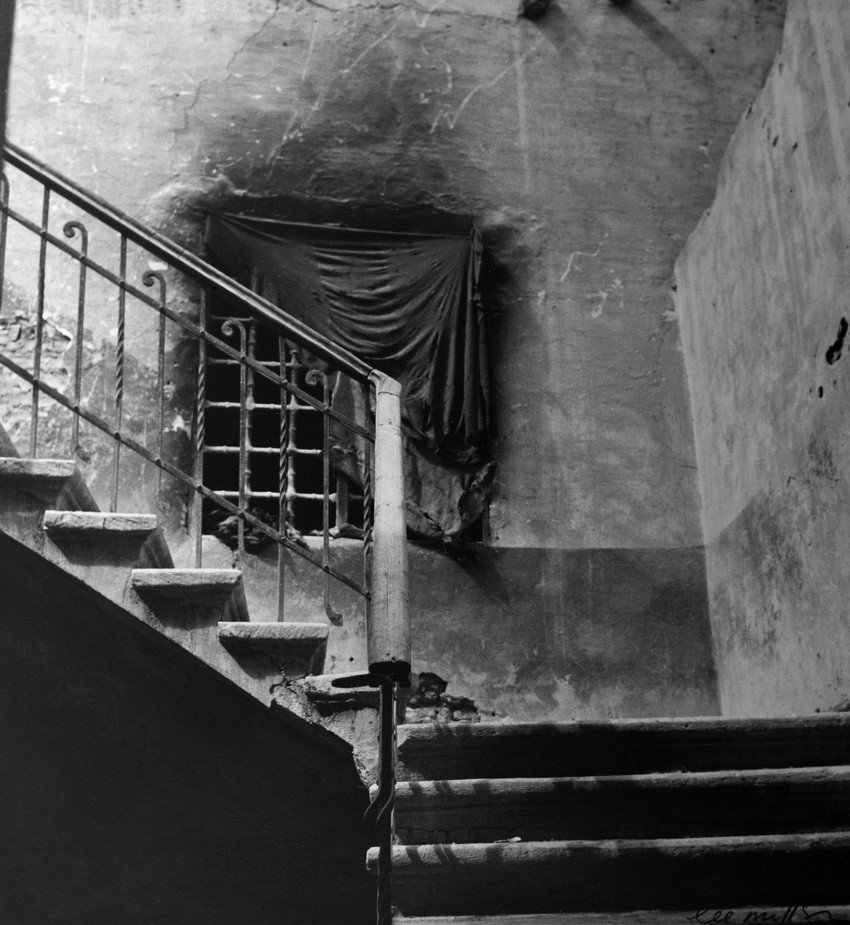 Lee Miller, Sans titre, [Escalier], Untitled, [Stairway], 1936, Caire, Chiddingly, Lee Miller Archives. © Lee Miller Archives, England 2026. All rights reserved 