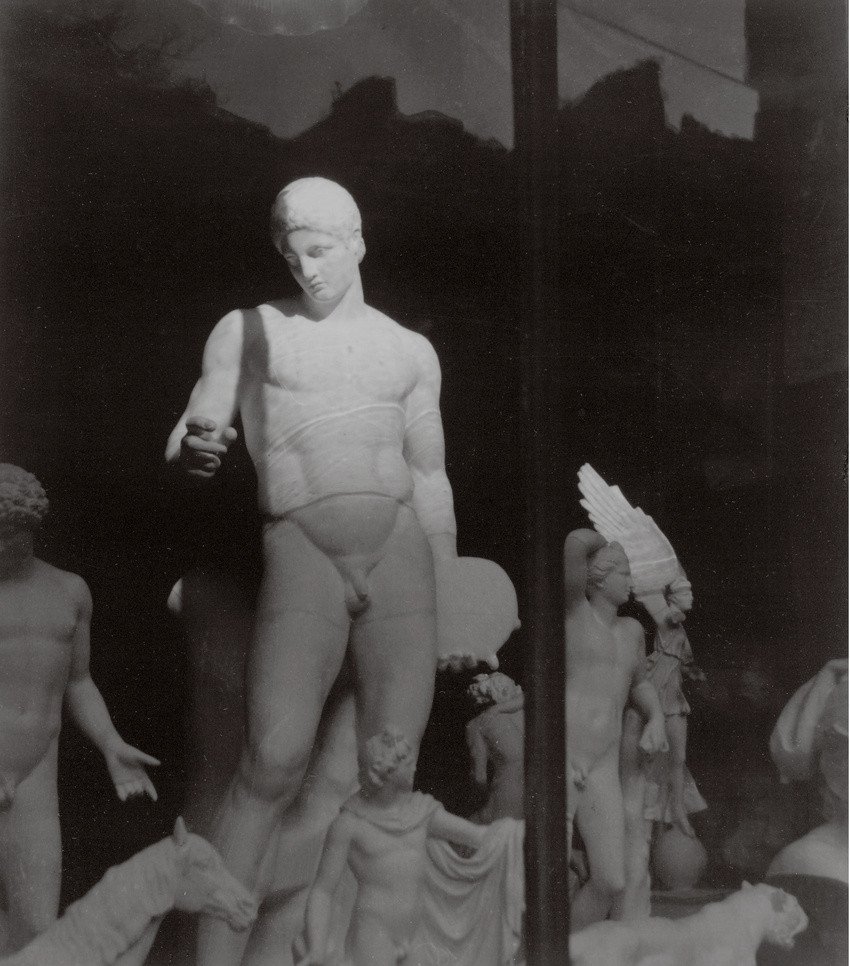 Lee Miller, Sans titre, [Sculpture à la fenêtre], Untitled [Sculpture in window], 1930, Paris, Chiddingly, Lee Miller Archives. © Lee Miller Archives, England 2026. All rights reserved 
