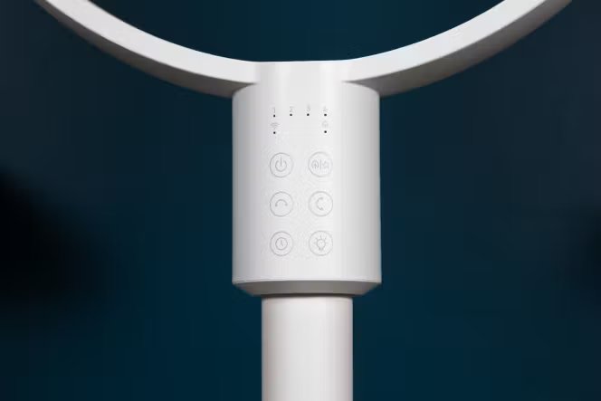 Le pied du ventilateur peut être démonté pour le transformer en ventilateur de table. Le panneau de commande est alors plus accessible