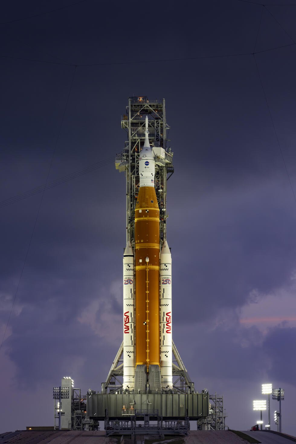 Le lanceur Artémis II et le vaisseau Orion en attente sur le pas de tir du Centre spatial Kennedy, le 31 mars 2026 à Cape Canaveral, en Floride.