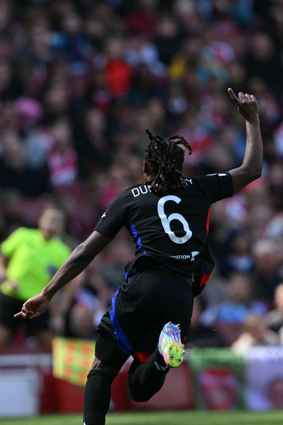 L'attaquante haïtienne de Lyon Melchie Dumornay célèbre après avoir marqué le deuxième but lors de la demi-finale aller de la Ligue des champions féminine de l'UEFA entre Arsenal et Lyon, à Londres, le 19 avril 2025.