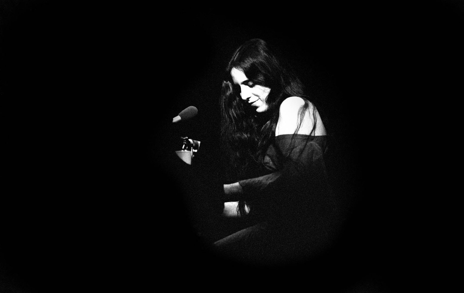 EXCLU : BTS est de retour au sommet : « Nous devons repousser les limites » 5 Laura Nyro sur scène à San Francisco en 1971