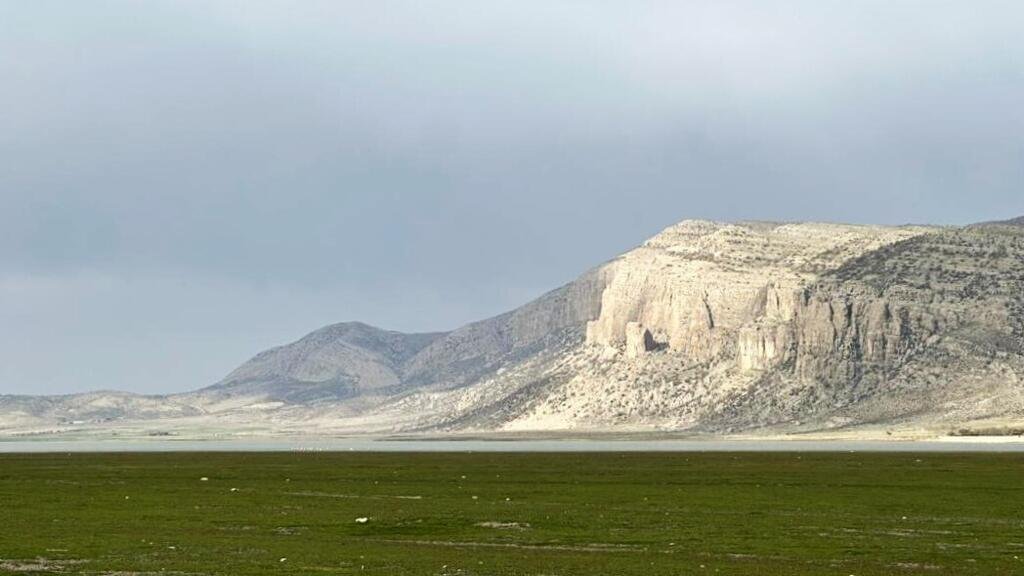 Une autre vue du lac Maharlou, prise avant le conflit.