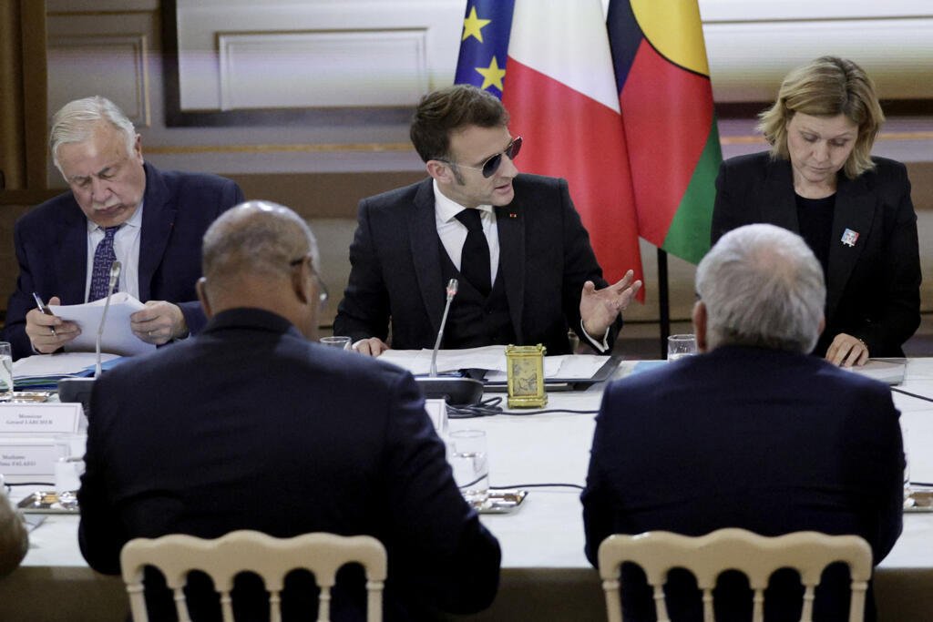 Le président français Emmanuel Macron (au centre), entouré de la présidente de l'Assemblée nationale Yaël Braun-Pivet (à droite) et du président du Sénat Gérard Larcher (à gauche), s'exprime lors d'une réunion sur la Nouvelle-Calédonie au palais de l'Élysée à Paris, le 19 janvier 2026.