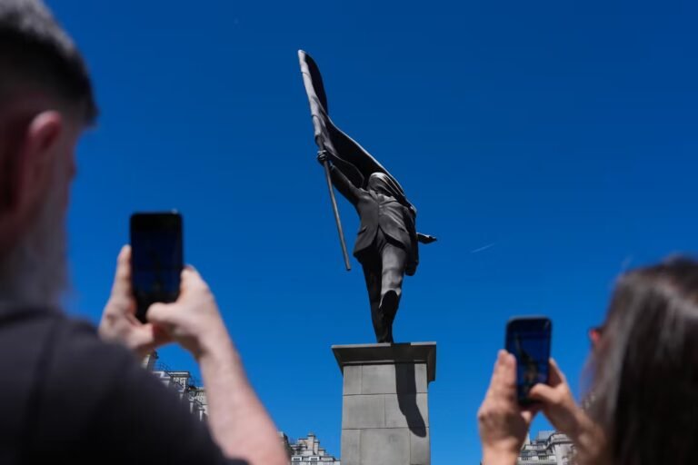 Banksy revendique la paternité de la statue d’un homme brandissant un drapeau, dans le centre de Londres