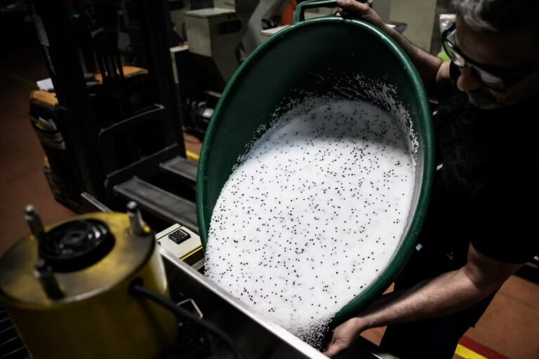 Dans l’Ain, la « vallée du plastique » voit les prix augmenter et son approvisionnement se compliquer avec le conflit au Moyen-Orient
