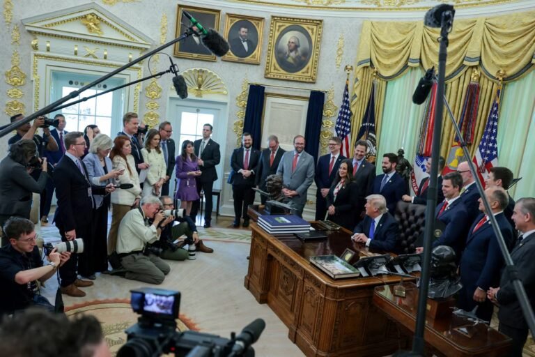 Donald Trump annonce vouloir relever à 25 %, dès « la semaine prochaine », les droits de douane sur les véhicules européens