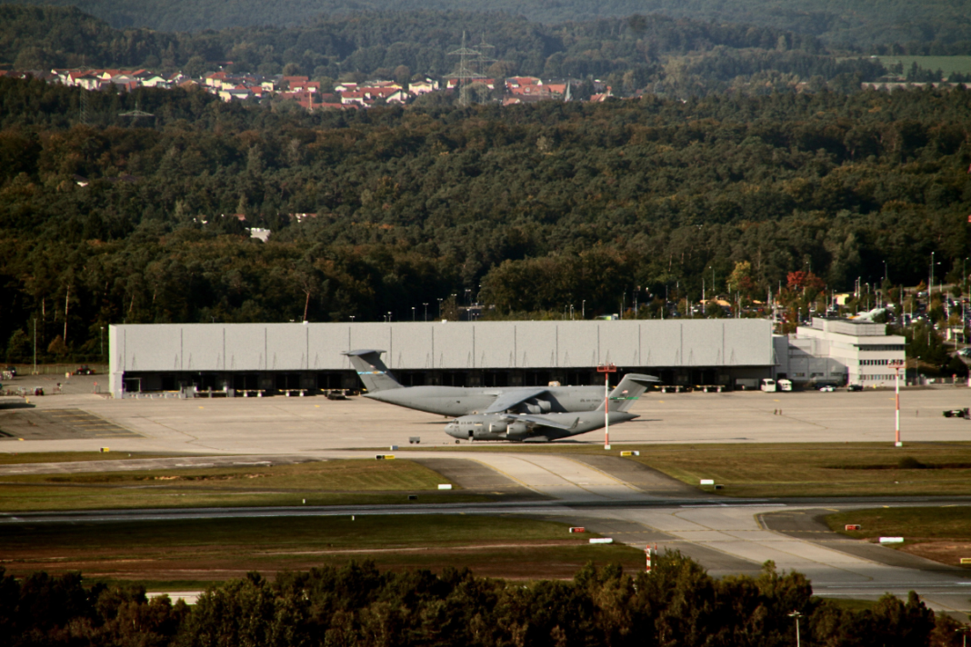 La base de Ramstein en Allemagne (où la majorité des bases américaines sont établies), joue un rôle prépondérant en tant que rampe de lancement pour les déploiements américains au Moyen-Orient et en Afrique - Crédits : Gerd Eichmann / Wikimedia Commons CC BY 4.0