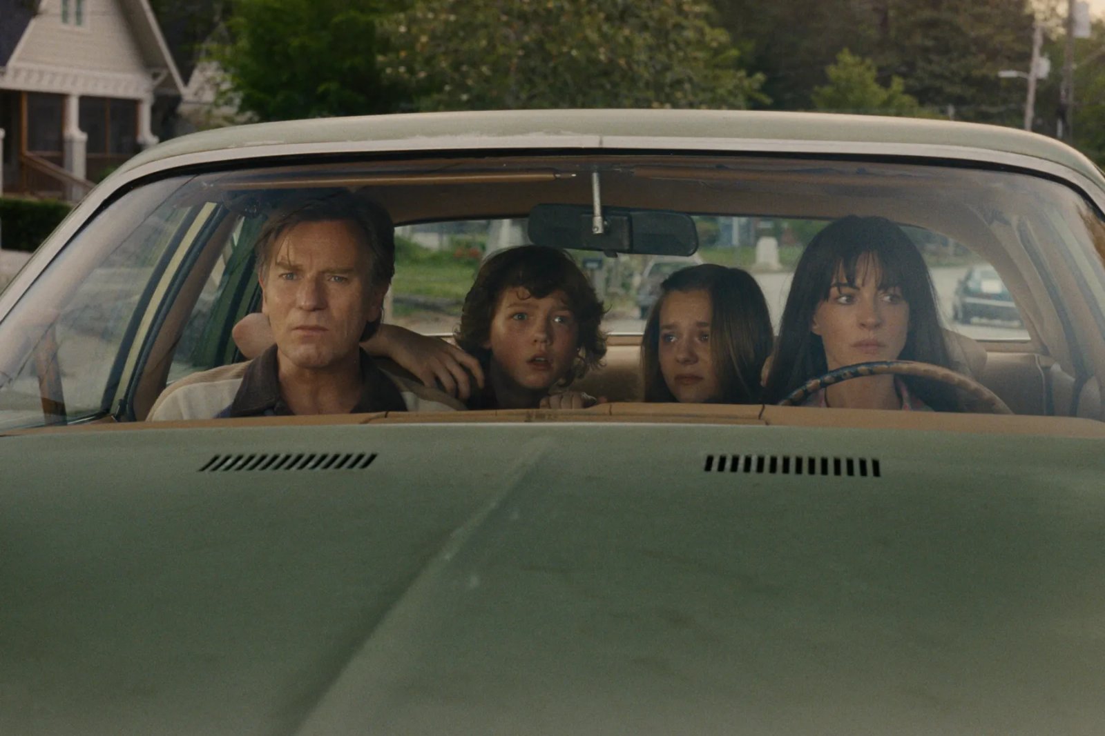 Ewan McGregor, Christian Convery, Maisy Stella et Anne Hathaway dans La Fin d'Oak Street