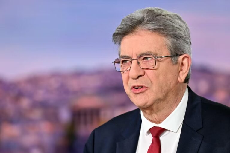 Jean-Luc Mélenchon annonce être candidat à l’élection présidentielle pour la quatrième fois, sur une ligne toujours plus « antisystème »