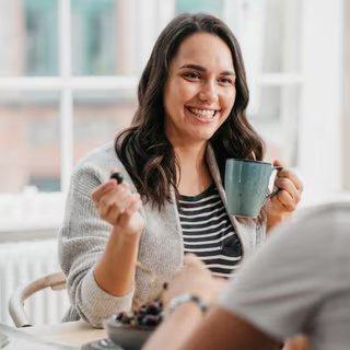 Prendre une tasse de café chaque matin vous aide à commencer la journée du bon pied ? Sachez qu’inconsciemment, vous activez aussi un mécanisme cellulaire qui pourrait ralentir le vieillissement. © Stefan, Adobe Stock