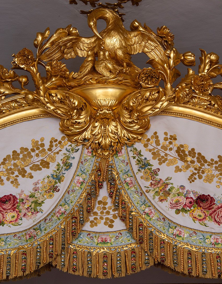 Au château de Versailles, la chambre « privée » du Roi retrouve sa splendeur : les secrets d’une restauration éblouissante 10 Détail du pélican de l'impériale du lit de Louis XVI restitué et présenté dans la chambre de l'appartement intérieur du Roi en 2026 au château de Versailles. Photo : Château de Versailles / D. Saulnier