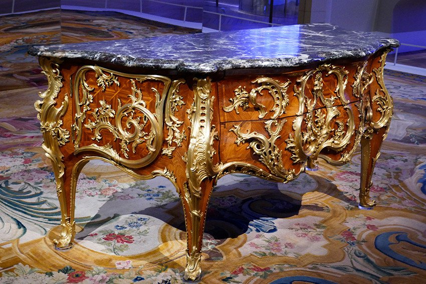 Au château de Versailles, la chambre « privée » du Roi retrouve sa splendeur : les secrets d’une restauration éblouissante 4 La commode fabriquée en 1739 par l'ébéniste Antoine-Robert Gaudreaux et le bronzier Jacques Caffieri pour la chambre de Louis XV à Versailles, présentée en 2022 dans l'exposition « Louis XV, passions d'un roi ». Photo : Connaissance des Arts