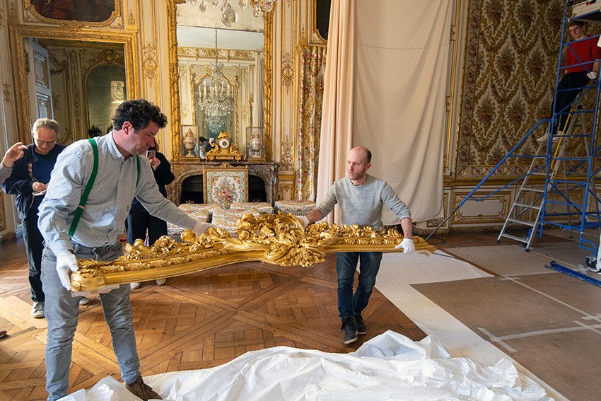 Le montage du lit de Louis XVI dans l'appartement privé du Roi au château de Versailles en 2026. Photo : © Château de Versailles _ Didier Saulnier