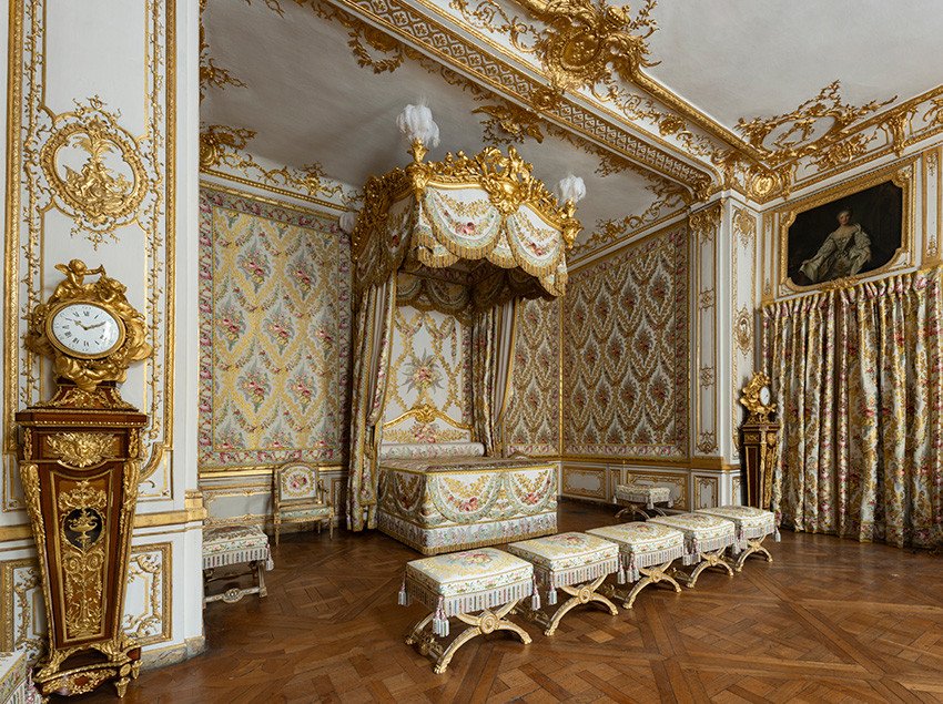 Au château de Versailles, la chambre « privée » du Roi retrouve sa splendeur : les secrets d’une restauration éblouissante 2 La chambre du Petit Appartement du Roi au château de Versailles restaurée, 2026. Photo : Château de Versailles / C. Fouin