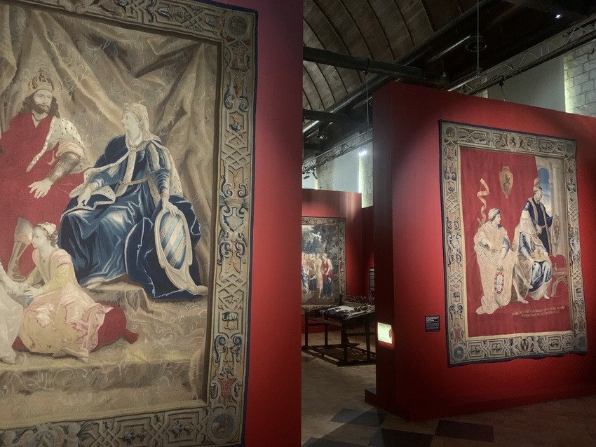 Manufacture de Guillaume Werniers, <i>Baudoin de Constantinople, Marie, sa femme, et leurs filles Jeanne et Marguerite</i>, 1703, et <i>Jeanne, comtesse de Flandre et ses deux maris Ferrand de Portugal et Thomas de Savoie</i>, 1703, présentés dans l’exposition « Trésors de laine et de soie », musée de l’Hospice Comtesse, Lille, 2026. ©Connaissance des Arts/Guy Boyer.