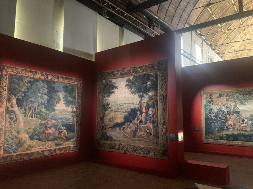 À gauche : Manufacture de Guillaume Werniers, <i>Le Repos des bergers</i>, 1701-1738, présenté dans l’exposition « Trésors de laine et de soie », musée de l’Hospice Comtesse, Lille, 2026. ©Connaissance des Arts/Guy Boyer.