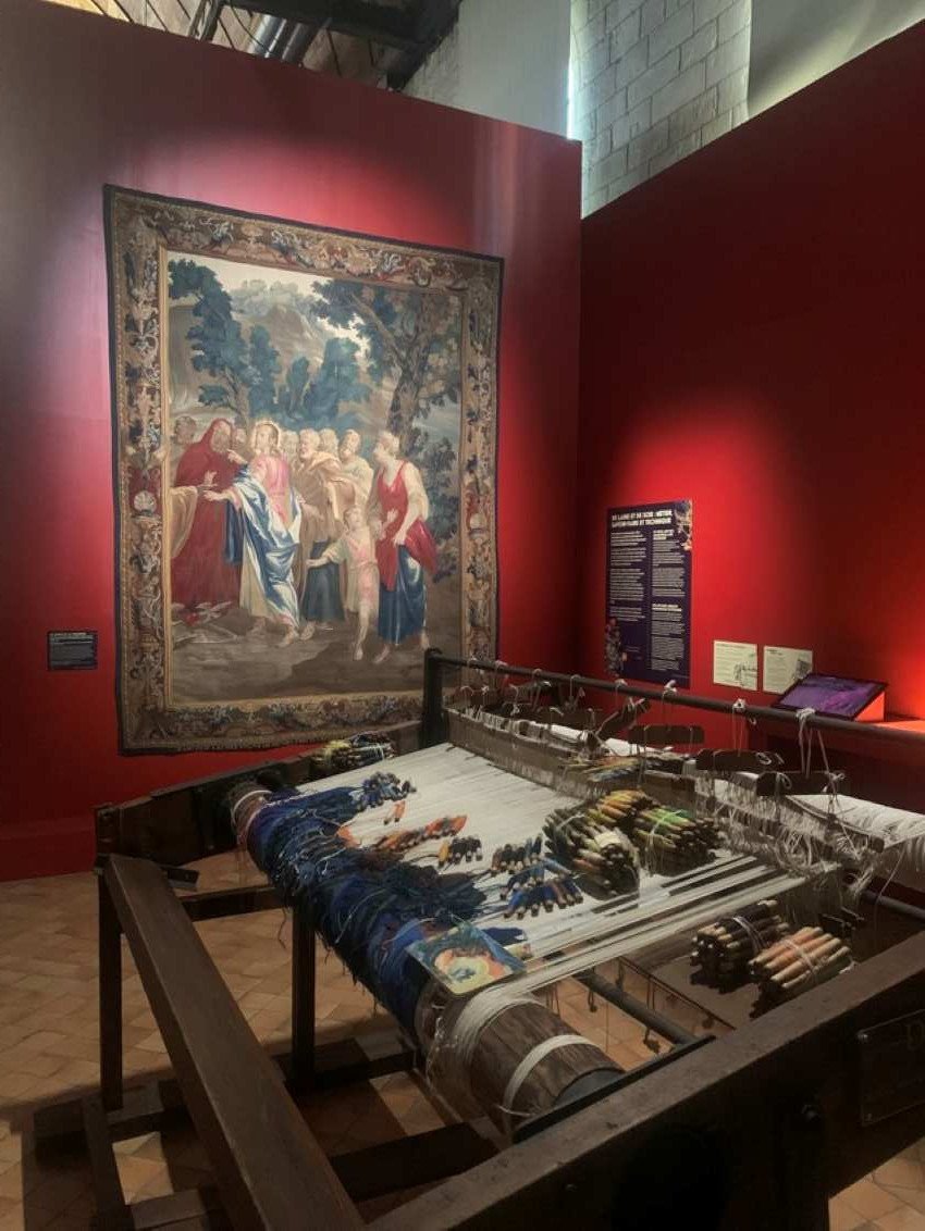 Au fond : Manufacture de Guillaume Werniers, <i>Le Christ et le centenier</i>, 1735, présenté dans l’exposition « Trésors de laine et de soie », musée de l’Hospice Comtesse, Lille, 2026. ©Connaissance des Arts/Guy Boyer.