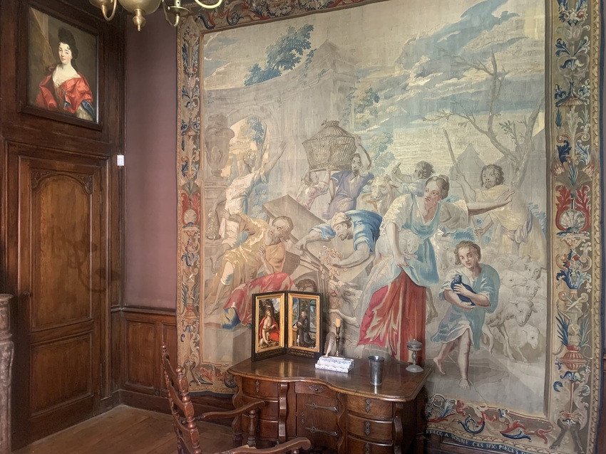 Manufacture de Guillaume Werniers, <i>Les Marchands chassés du Temple</i>, 1737, présenté dans l’exposition « Trésors de laine et de soie », musée de l’Hospice Comtesse, Lille, 2026. ©Connaissance des Arts/Guy Boyer.
