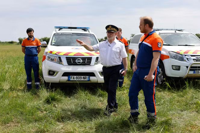 Après le « teknival de Bourges », le ministre de l’intérieur Laurent Nuñez promet de « mieux réprimer » les « rassemblements musicaux illégaux » 2 Le préfet Philippe Le Moing Surzur (au centre) rencontre des membres de la protection civile lors de sa visite des mesures de sécurité mises en place en marge d’une free-party organisée sur un site militaire à Cornusse, près de Bourges (Cher), le 2 mai 2026.