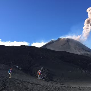 Émission de cendres du cratère Sud-Est. © Nikola Rogic, imaggeo.egu.eu