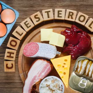 Les aliments riches en graisses saturées sont à limiter pour faire baisser le taux de cholestérol. © airborne77, Adobe Stock