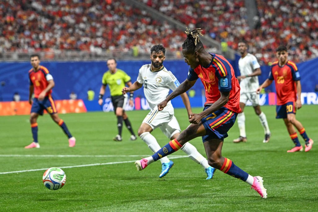 L'attaquant de l'Espagne Nico Williams frappe au but, durant la victoire de son équipe contre l'Arabie saoudite, le 21 juin 2026 à Atlanta