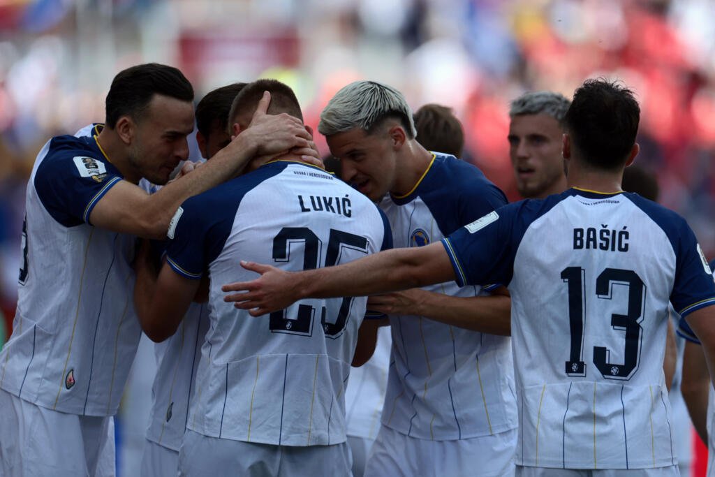 Le Bosnien Jovo Lukic (N.25), buteur contre le Canada, lors de la Coupe du monde, le 12 juin 2026 à Toronto