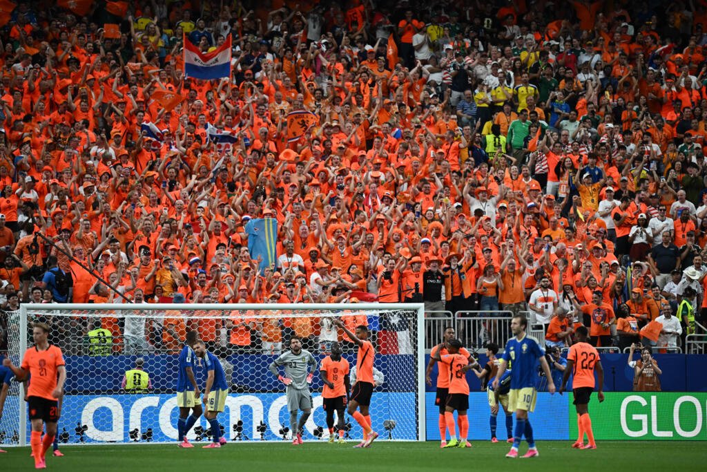 Le joueur des Pays-Bas Cody Gakpo (numéro 11) célèbre son but, le 4e de son équipe, devant une tribune de fans néerlandais, lors de la victoire contre la Suède en Coupe du monde, le 20 juin 2026 à Houston