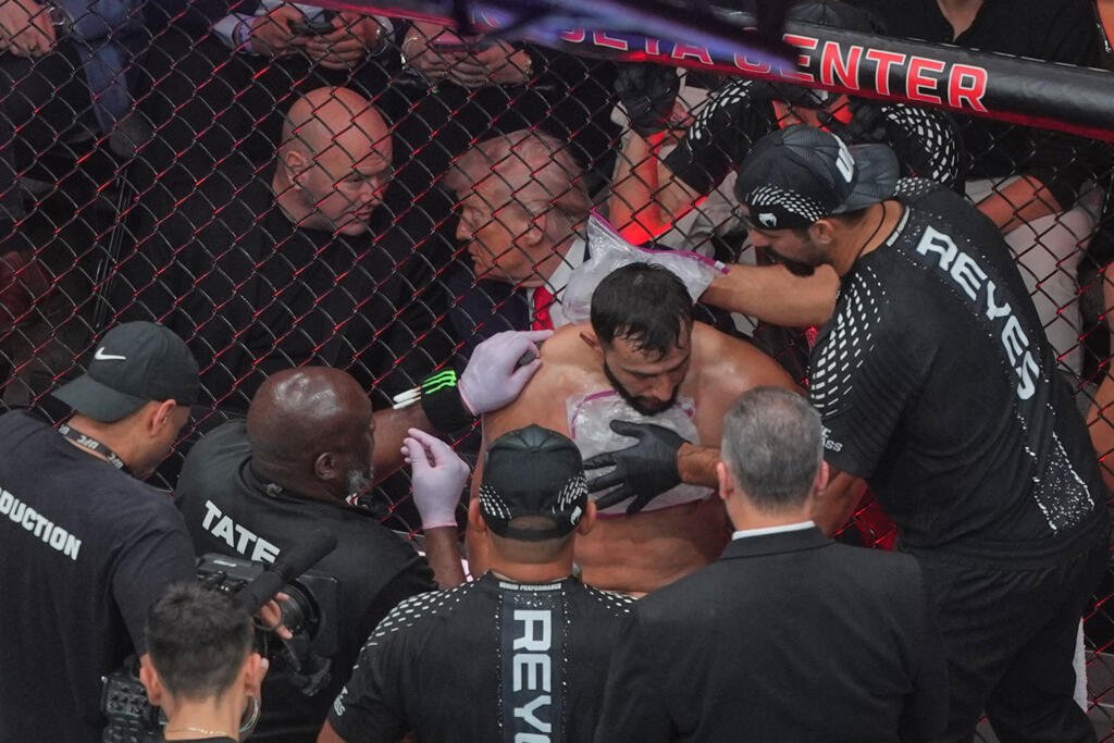 MMA à la Maison Blanche: évènement sportif inédit ou arrangement politique entre amis? 1 Donald Trump et Dana White en pleine conversation entre deux rounds d'un combat de l'UFC, en avril 2026.