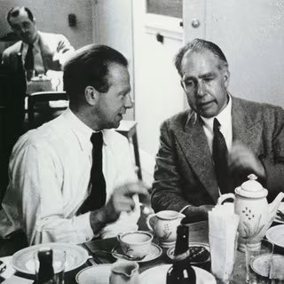 Deux des pères fondateurs de la théorie quantique et de son interprétation physique en discussion, Werner Heisenberg (à gauche) et Niels Bohr (à droite). © AIP-Niels Bohr Library