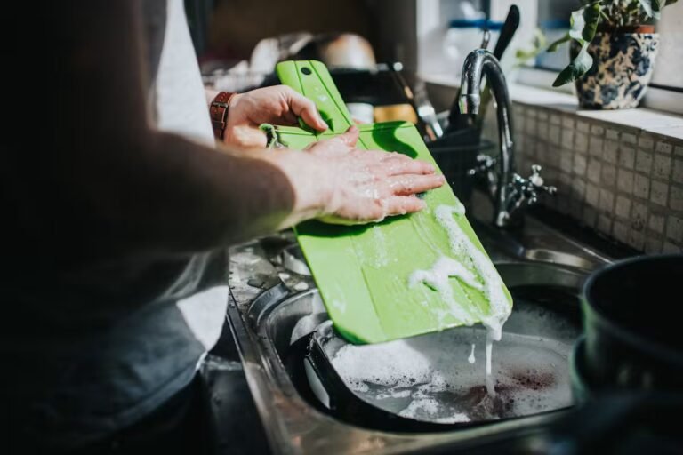 Comment bien nettoyer une planche à découper ?