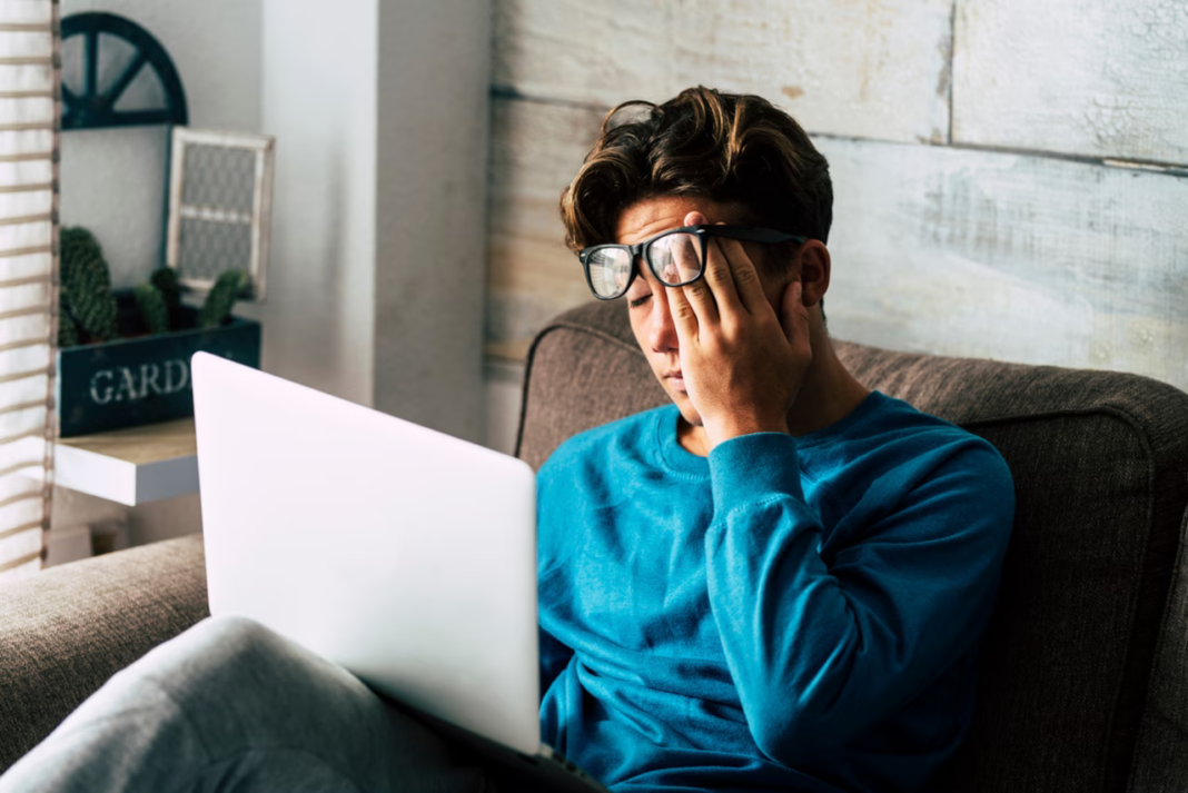 Contre la fatigue des yeux liée aux écrans, voici la méthode 20-20-20 que recommandent les spécialistes