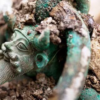 Anse d'un chaudron en bronze représentant la tête du dieu grec Achéloos. Le chaudron provient d'une tombe princière datée du début du Ve siècle avant notre ère et découverte dans un complexe funéraire monumental exceptionnel. © Denis Gliksman, Inrap