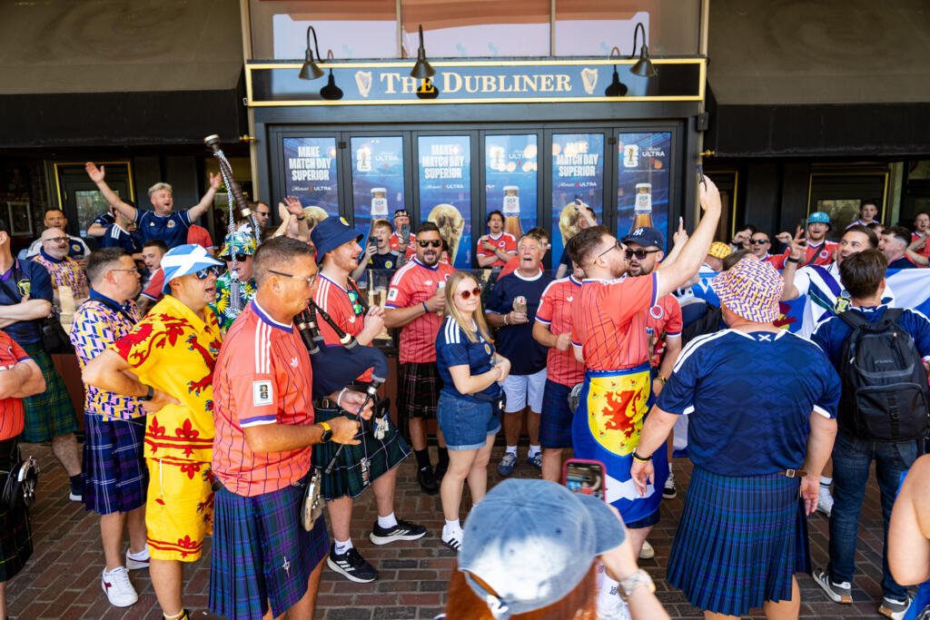 Mondial 2026: Boston sous le charme de l'Écosse 1 Devant le bar The Dubliner de Boston, les supporters écossais sont rassemblés pour encourager leur équipe.