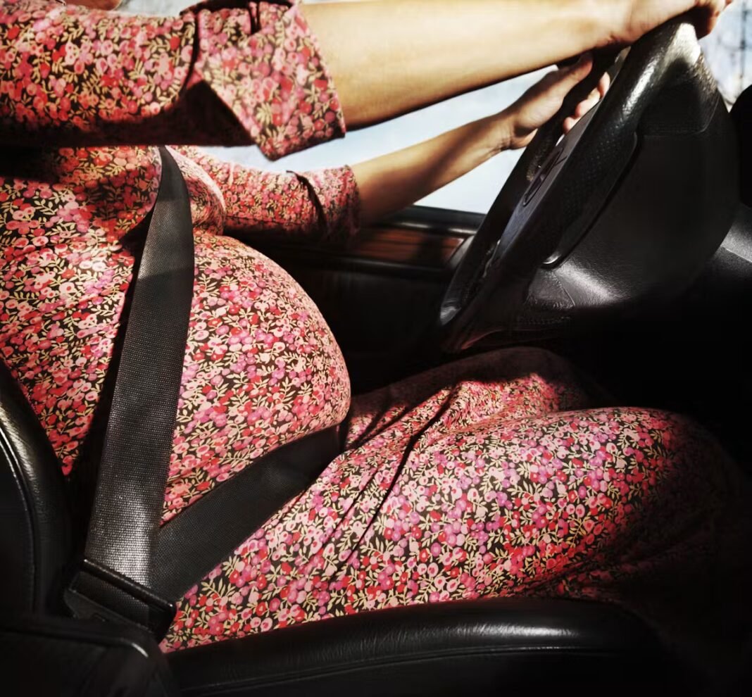 Grossesse et voiture : comment positionner la ceinture de sécurité sans danger ?
