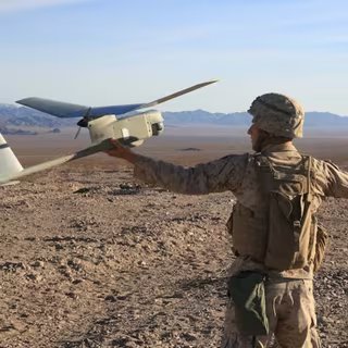 Renault militarise son SUV Rafale : pourquoi ce prototype en dit long sur les guerres futures 2 En 2018, des drones de tailles réduites étaient déjà employés par les armées. Ici, les Marines américains lancent un RQ-11 Raven. © U.S. Marine Corps