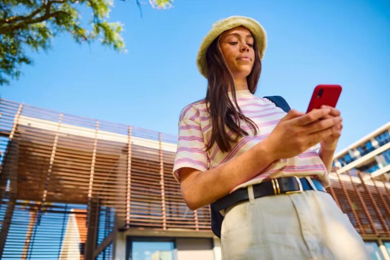 Réseaux sociaux : pourquoi il est crucial d'en retarder l'usage chez l'ado selon une étude