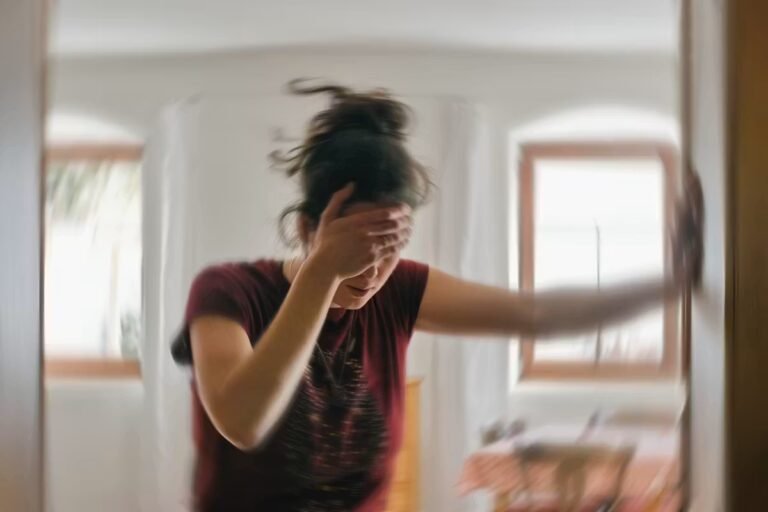 Troubles de l'équilibre : quelles causes à la sensation d'être « ivre » en marchant ?