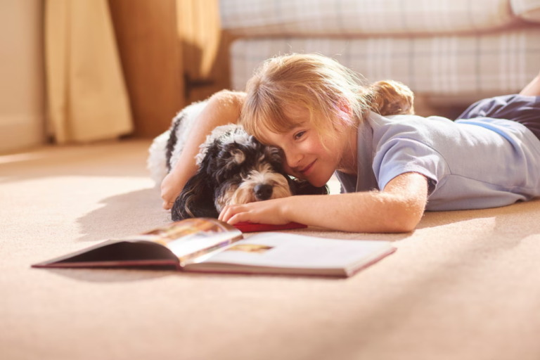 Voici comment la présence d'un chien aide des enfants en difficulté à reprendre goût à la lecture