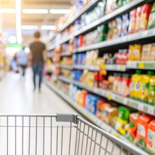Aliments ultra-transformés : une étude sur 2000 Australiens suggère qu’ils pourraient perturber votre concentration 2 Une étude menée sur près de 200 000 personnes vient de mettre en évidence que les arômes, les exhausteurs de goût et les colorants des aliments ultra-transformés sont liés à une augmentation du risque de mortalité. © photostockatinat, Adobe Stock (image générée avec IA)